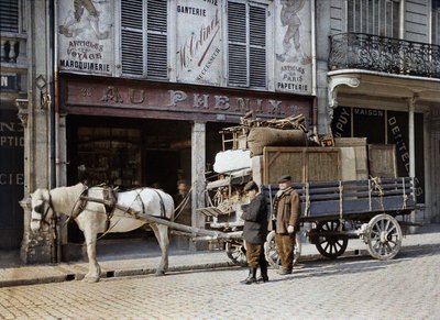 Un carro trainato da cavalli carico di mobili e effetti personali davanti a un negozio di pelletteria, Reims, Francia, 4 maggio 1917 da Paul Castelnau